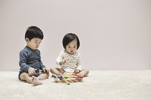 포토 JPG 전신 여자 남자 놀이 실내 앉기 두명 앞모습 옆모습 장난감 만지기 한국인 아기 즐거움 교구 실로폰 유아용 바디슈트 치기 아기만 교보재 국내포토 교육 감정 뷰포인트 모션 타악기 사람 동양인 내부 교육용품 파일형식