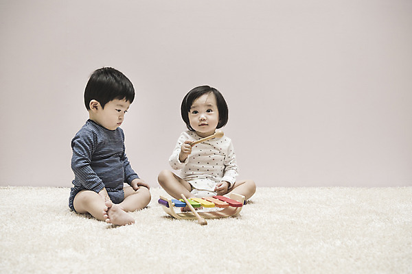 포토 JPG 전신 여자 남자 놀이 실내 앉기 두명 앞모습 옆모습 장난감 만지기 한국인 아기 즐거움 교구 실로폰 유아용 바디슈트 치기 아기만 교보재 국내포토 교육 감정 뷰포인트 모션 타악기 사람 동양인 내부 교육용품 파일형식