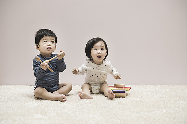 포토 JPG 전신 응시 여자 남자 실내 앉기 두명 앞모습 한국인 아기 실로폰 유아용 바디슈트 아기만 국내포토 시선 뷰포인트 모션 타악기 사람 동양인 내부 파일형식