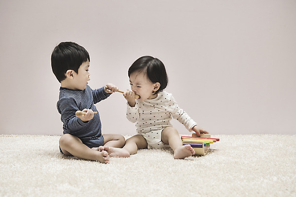 포토 JPG 전신 여자 남자 실내 앉기 두명 옆모습 한국인 아기 먹기 실로폰 유아용 바디슈트 실로폰채 아기만 국내포토 뷰포인트 모션 타악기 사람 동양인 내부 파일형식