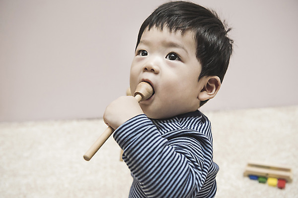 포토 JPG 응시 남자 실내 한명 앉기 상반신 옆모습 한국인 아기 물기 실로폰 실로폰채 남자아기한명만 국내포토 1 시선 뷰포인트 모션 타악기 사람 동양인 내부 남자한명만 남자아기만 파일형식