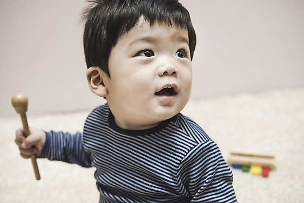 포토 JPG 응시 남자 실내 한명 앉기 상반신 앞모습 한국인 아기 실로폰 실로폰채 남자아기한명만 국내포토 1 시선 뷰포인트 모션 타악기 사람 동양인 내부 남자한명만 남자아기만 파일형식