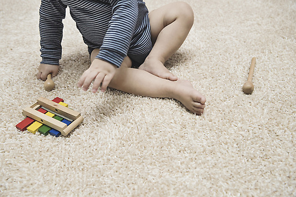 포토 JPG 남자 실내 한명 앉기 앞모습 신체부위 한국인 하반신 아기 실로폰 실로폰채 남자아기한명만 국내포토 1 뷰포인트 모션 타악기 사람 동양인 내부 남자한명만 남자아기만 파일형식