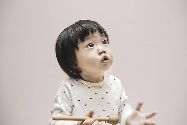 포토 JPG 응시 여자 실내 한명 앉기 상반신 옆모습 한국인 아기 집중 실로폰채 여자아기한명만 국내포토 1 시선 뷰포인트 컨셉 모션 사람 동양인 내부 여자한명만 여자아기만 파일형식