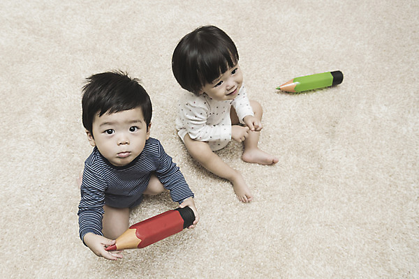 포토 JPG 전신 응시 여자 남자 실내 들기 앉기 두명 앞모습 연필 한국인 아기 유아용 바디슈트 아기만 국내포토 시선 뷰포인트 모션 학용품 사람 동양인 내부 필기구 파일형식