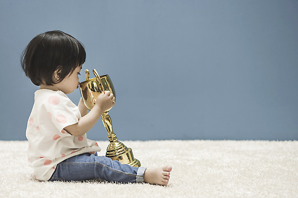 포토 JPG 전신 응시 여자 실내 한명 들기 앉기 옆모습 한국인 아기 트로피 여자아기한명만 국내포토 1 시선 뷰포인트 모션 사람 동양인 내부 상_우승 여자한명만 여자아기만 파일형식