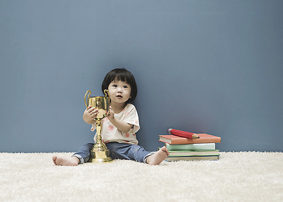 포토 JPG 전신 응시 여자 실내 한명 앉기 앞모습 책 연필 한국인 아기 트로피 여자아기한명만 국내포토 1 시선 뷰포인트 모션 학용품 사람 동양인 내부 필기구 상_우승 여자한명만 여자아기만 파일형식