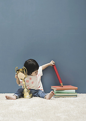 포토 JPG 전신 응시 여자 실내 한명 앉기 옆모습 책 연필 한국인 아기 트로피 여자아기한명만 국내포토 1 시선 뷰포인트 모션 학용품 사람 동양인 내부 필기구 상_우승 여자한명만 여자아기만 파일형식