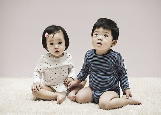 포토 JPG 전신 응시 여자 남자 실내 앉기 두명 앞모습 한국인 아기 유아용 바디슈트 아기만 국내포토 시선 뷰포인트 모션 사람 동양인 내부 파일형식