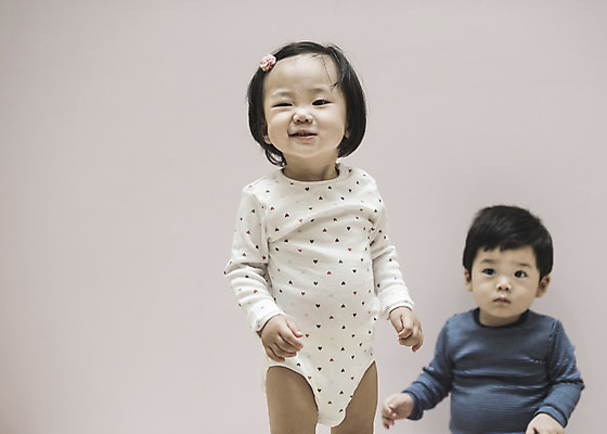 포토 JPG 여자 남자 실내 윙크 서기 앉기 상반신 두명 앞모습 한국인 아기 유아용 바디슈트 아기만 국내포토 뷰포인트 모션 표정 사람 동양인 내부 파일형식