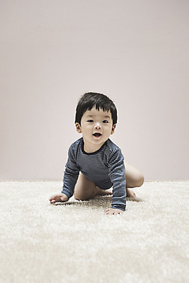 포토 JPG 전신 남자 실내 한명 웃음 앞모습 한국인 아기 기어가기 남자아기한명만 국내포토 1 뷰포인트 모션 표정 사람 동양인 내부 남자한명만 남자아기만 파일형식