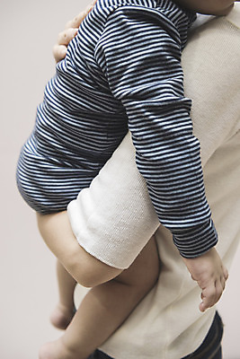 포토 JPG 남자 안기 실내 두명 옆모습 신체부위 한국인 하반신 아기 국내포토 뷰포인트 모션 사람 동양인 내부 파일형식