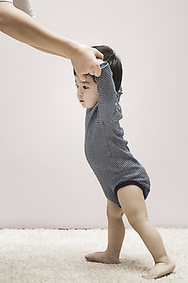 포토 JPG 전신 남자 실내 두명 옆모습 신체부위 걷기 한국인 아기 걸음마 국내포토 뷰포인트 모션 사람 동양인 내부 파일형식