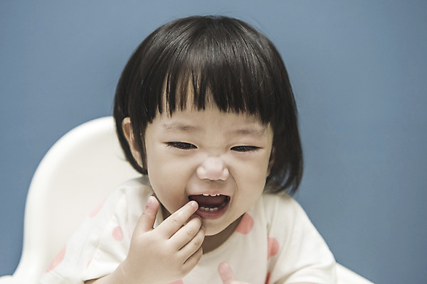 포토 JPG 여자 식탁 실내 한명 웃음 앉기 상반신 앞모습 한국인 아기 유아용 여자아기한명만 국내포토 1 뷰포인트 모션 탁자 표정 사람 동양인 내부 여자한명만 여자아기만 파일형식
