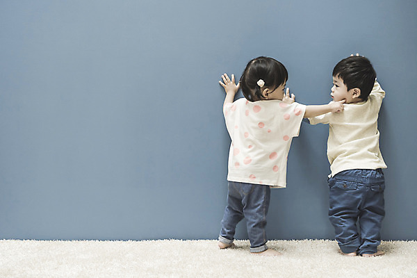 포토 JPG 전신 여자 남자 실내 서기 두명 옆모습 뒷모습 마주보기 한국인 아기 아기만 국내포토 뷰포인트 모션 사람 동양인 내부 파일형식