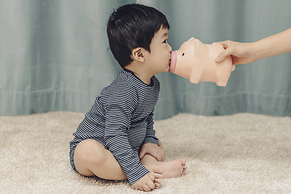 포토 JPG 전신 응시 남자 키스 실내 앉기 두명 옆모습 신체부위 한국인 돼지저금통 아기 금융의날 국내포토 시선 뷰포인트 모션 사람 동양인 내부 저금통 애정표현 파일형식 법정기념일