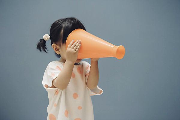 포토 JPG 여자 장난 실내 한명 서기 상반신 옆모습 확성기 한국인 아기 얼굴가리기 여자아기한명만 국내포토 1 뷰포인트 모션 사람 동양인 내부 가림 여자한명만 여자아기만 파일형식