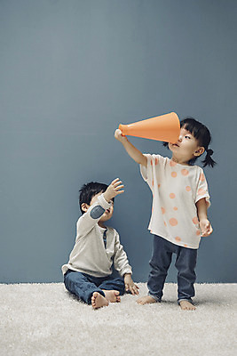 포토 JPG 전신 여자 남자 장난 실내 서기 들기 앉기 두명 앞모습 옆모습 확성기 만지기 한국인 아기 호기심 아기만 국내포토 감정 뷰포인트 컨셉 모션 사람 동양인 내부 파일형식