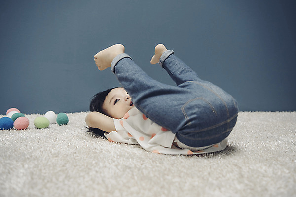 포토 JPG 전신 여자 장난 실내 한명 옆모습 눕기 한국인 아기 여자아기한명만 국내포토 1 뷰포인트 모션 사람 동양인 내부 여자한명만 여자아기만 파일형식