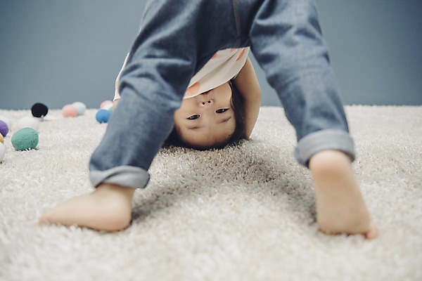 포토 JPG 전신 응시 여자 장난 공 실내 한명 앞모습 한국인 아기 물구나무 여자아기한명만 국내포토 1 시선 뷰포인트 모션 사람 동양인 내부 여자한명만 여자아기만 파일형식
