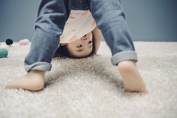 포토 JPG 전신 응시 여자 장난 공 실내 한명 앞모습 한국인 아기 물구나무 여자아기한명만 국내포토 1 시선 뷰포인트 모션 사람 동양인 내부 여자한명만 여자아기만 파일형식