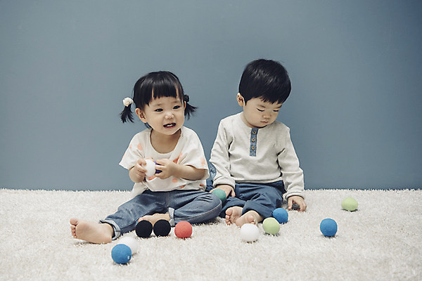 포토 JPG 전신 응시 여자 남자 공 놀이 실내 앉기 두명 앞모습 장난감 한국인 아기 즐거움 아기만 국내포토 시선 감정 뷰포인트 모션 사람 동양인 내부 파일형식