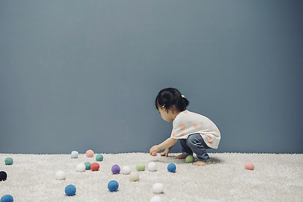 포토 JPG 전신 여자 공 놀이 실내 한명 앉기 옆모습 장난감 한국인 아기 여자아기한명만 줍기 국내포토 1 뷰포인트 모션 사람 동양인 내부 여자한명만 여자아기만 파일형식