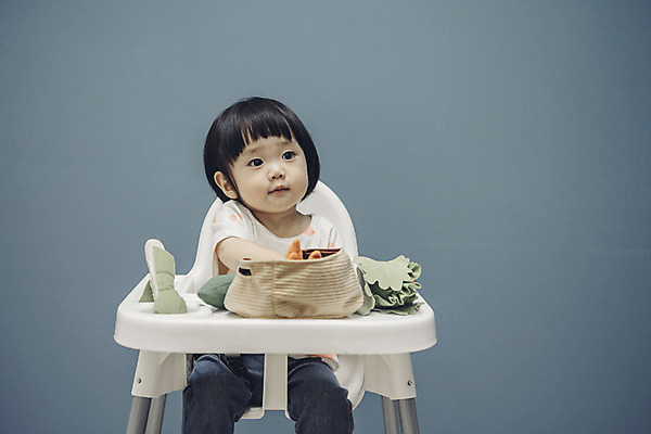 포토 JPG 응시 여자 채소 식탁 실내 한명 앉기 상반신 앞모습 장난감 아기용품 만지기 한국인 아기 유아용 여자아기한명만 국내포토 1 시선 뷰포인트 모션 탁자 사람 동양인 내부 오브젝트 여자한명만 여자아기만 파일형식