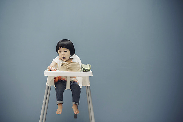 포토 JPG 전신 응시 여자 채소 식탁 실내 한명 앉기 앞모습 장난감 놀람 아기용품 한국인 아기 유아용 여자아기한명만 국내포토 1 시선 감정 뷰포인트 모션 탁자 표정 사람 동양인 내부 오브젝트 여자한명만 여자아기만 파일형식