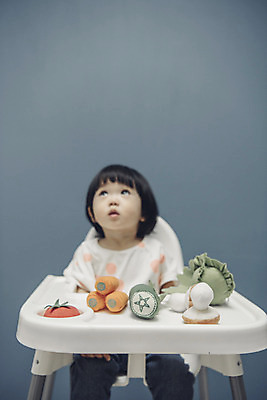 포토 JPG 응시 여자 채소 식탁 실내 한명 앉기 상반신 앞모습 아웃포커스 장난감 아기용품 한국인 올려보기 아기 유아용 여자아기한명만 국내포토 1 시선 뷰포인트 모션 탁자 촬영기법 사람 동양인 내부 오브젝트 여자한명만 여자아기만 파일형식