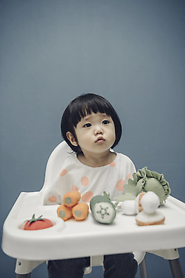 포토 JPG 응시 여자 채소 식탁 실내 한명 앉기 상반신 앞모습 장난감 아기용품 한국인 아기 유아용 여자아기한명만 국내포토 1 시선 뷰포인트 모션 탁자 사람 동양인 내부 오브젝트 여자한명만 여자아기만 파일형식