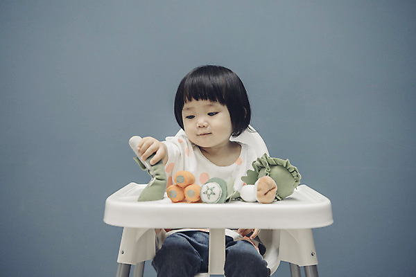 포토 JPG 응시 여자 채소 식탁 실내 한명 앉기 상반신 앞모습 장난감 아기용품 만지기 한국인 아기 유아용 놀기 여자아기한명만 국내포토 1 시선 뷰포인트 모션 탁자 사람 동양인 내부 오브젝트 여자한명만 여자아기만 파일형식