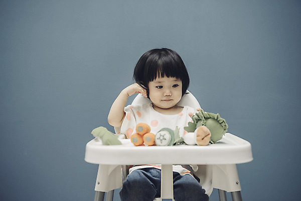 포토 JPG 응시 여자 채소 식탁 실내 한명 앉기 손짓 상반신 앞모습 장난감 아기용품 한국인 아기 유아용 여자아기한명만 국내포토 1 시선 뷰포인트 모션 탁자 사람 동양인 내부 오브젝트 여자한명만 여자아기만 파일형식