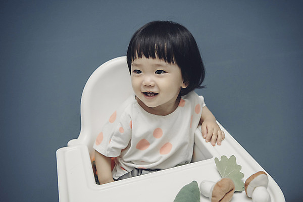 포토 JPG 응시 여자 채소 식탁 실내 한명 웃음 앉기 상반신 앞모습 장난감 아기용품 한국인 아기 유아용 여자아기한명만 국내포토 1 시선 뷰포인트 모션 탁자 표정 사람 동양인 내부 오브젝트 여자한명만 여자아기만 파일형식