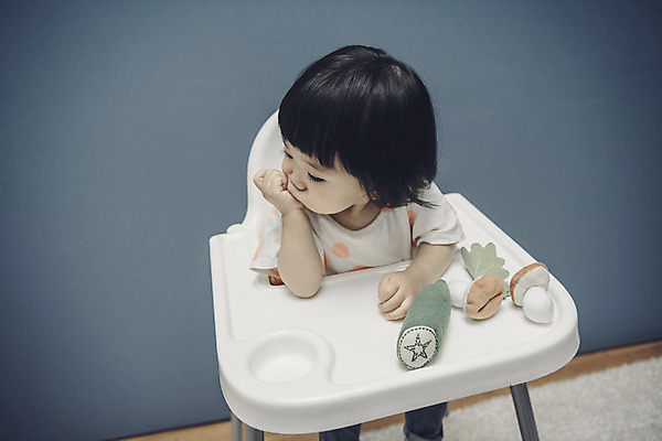 포토 JPG 여자 생각 채소 식탁 실내 한명 앉기 상반신 옆모습 장난감 턱괴기 아기용품 한국인 아기 유아용 여자아기한명만 국내포토 1 뷰포인트 모션 탁자 사람 동양인 내부 오브젝트 여자한명만 여자아기만 파일형식