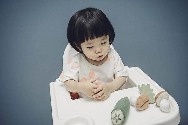 포토 JPG 응시 여자 채소 식탁 실내 한명 앉기 손짓 상반신 앞모습 장난감 아기용품 한국인 아기 유아용 여자아기한명만 국내포토 1 시선 뷰포인트 모션 탁자 사람 동양인 내부 오브젝트 여자한명만 여자아기만 파일형식