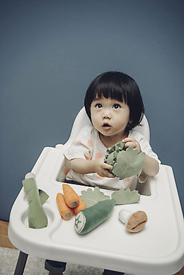 포토 JPG 응시 여자 채소 식탁 실내 한명 앉기 상반신 앞모습 장난감 아기용품 만지기 한국인 올려보기 아기 유아용 놀기 여자아기한명만 국내포토 1 시선 뷰포인트 모션 탁자 사람 동양인 내부 오브젝트 여자한명만 여자아기만 파일형식