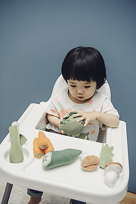 포토 JPG 응시 여자 채소 놀이 식탁 실내 한명 앉기 상반신 앞모습 장난감 아기용품 만지기 한국인 아기 집중 유아용 여자아기한명만 국내포토 1 시선 뷰포인트 컨셉 모션 탁자 사람 동양인 내부 오브젝트 여자한명만 여자아기만 파일형식