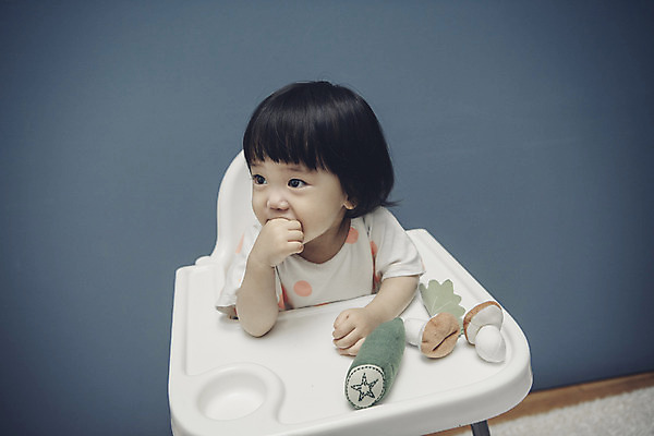 포토 JPG 응시 여자 채소 식탁 실내 한명 웃음 앉기 상반신 앞모습 장난감 아기용품 한국인 아기 유아용 여자아기한명만 국내포토 1 시선 뷰포인트 모션 탁자 표정 사람 동양인 내부 오브젝트 여자한명만 여자아기만 파일형식