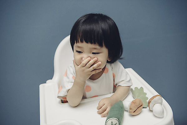 포토 JPG 응시 여자 채소 식탁 실내 한명 앉기 상반신 앞모습 장난감 턱괴기 아기용품 한국인 아기 집중 유아용 입막음 여자아기한명만 국내포토 1 시선 뷰포인트 컨셉 모션 탁자 사람 동양인 내부 오브젝트 여자한명만 여자아기만 파일형식
