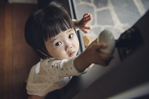 포토 JPG 전신 응시 여자 실내 한명 서기 앞모습 하이앵글 문 한국인 아기 오픈 여자아기한명만 국내포토 1 시선 뷰포인트 모션 사람 동양인 내부 여자한명만 여자아기만 파일형식