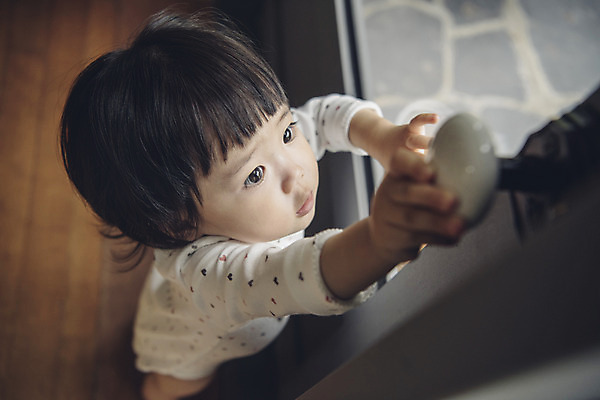 포토 JPG 전신 응시 여자 실내 한명 서기 앞모습 문 한국인 아기 오픈 집중 여자아기한명만 국내포토 1 시선 뷰포인트 컨셉 모션 사람 동양인 내부 여자한명만 여자아기만 파일형식