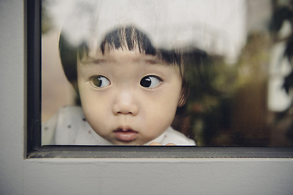 포토 JPG 응시 여자 실내 한명 서기 상반신 앞모습 한국인 아기 창밖 여자아기한명만 국내포토 1 시선 뷰포인트 창문 모션 사람 동양인 내부 여자한명만 여자아기만 파일형식