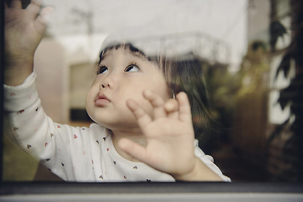 포토 JPG 응시 여자 실내 한명 서기 상반신 옆모습 한국인 아기 창밖 여자아기한명만 국내포토 1 시선 뷰포인트 창문 모션 사람 동양인 내부 여자한명만 여자아기만 파일형식