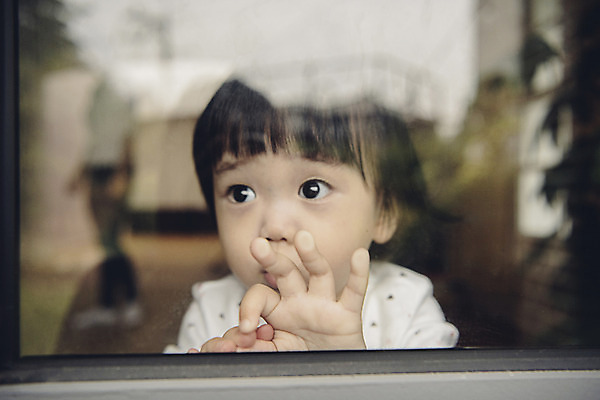 포토 JPG 응시 여자 실내 한명 서기 상반신 앞모습 한국인 아기 창밖 여자아기한명만 국내포토 1 시선 뷰포인트 창문 모션 사람 동양인 내부 여자한명만 여자아기만 파일형식