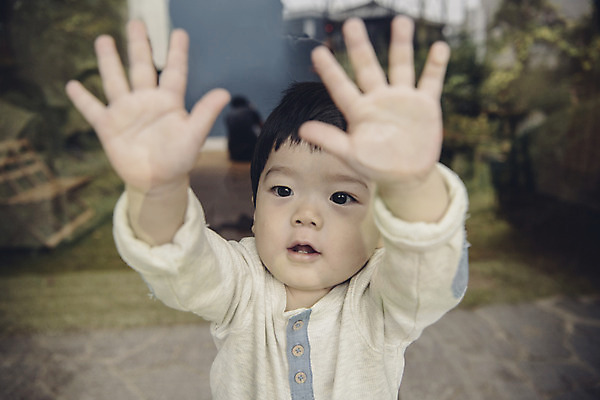 포토 JPG 응시 남자 창문 실내 한명 상반신 앞모습 한국인 아기 집중 창밖 남자아기한명만 국내포토 1 시선 뷰포인트 컨셉 사람 동양인 내부 남자한명만 남자아기만 파일형식