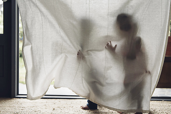 포토 JPG 전신 여자 남자 실루엣 장난 실내 서기 두명 옆모습 한국인 아기 놀기 아기만 국내포토 뷰포인트 모션 촬영기법 사람 동양인 내부 파일형식