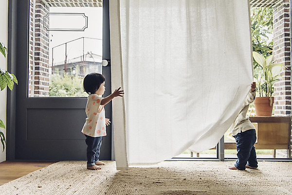 포토 JPG 전신 여자 남자 장난 놀이 실내 서기 두명 옆모습 한국인 아기 커튼 즐거움 아기만 국내포토 감정 뷰포인트 모션 사람 동양인 내부 파일형식