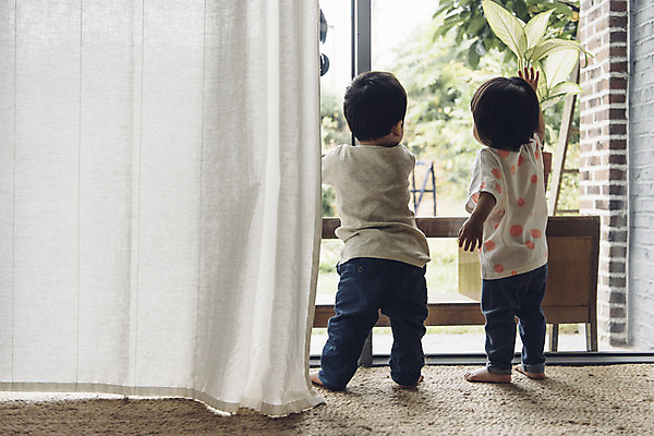 포토 JPG 전신 응시 여자 남자 실내 서기 두명 뒷모습 한국인 아기 아기만 국내포토 시선 뷰포인트 모션 사람 동양인 내부 파일형식