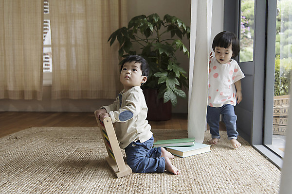 포토 JPG 전신 응시 여자 남자 놀이 실내 서기 앉기 두명 앞모습 책 장난감 한국인 아기 커튼 수학 아기만 국내포토 시선 뷰포인트 교과목 모션 사람 동양인 내부 파일형식